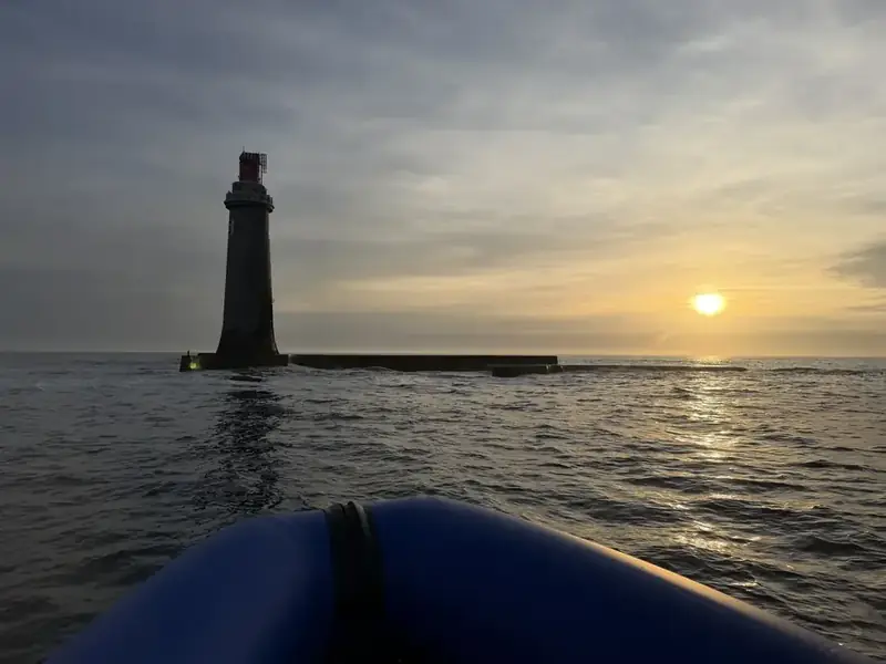 Sonnenuntergang uber dem Atlantik mit Aperitif-Platte an Bord von Ty Papotte